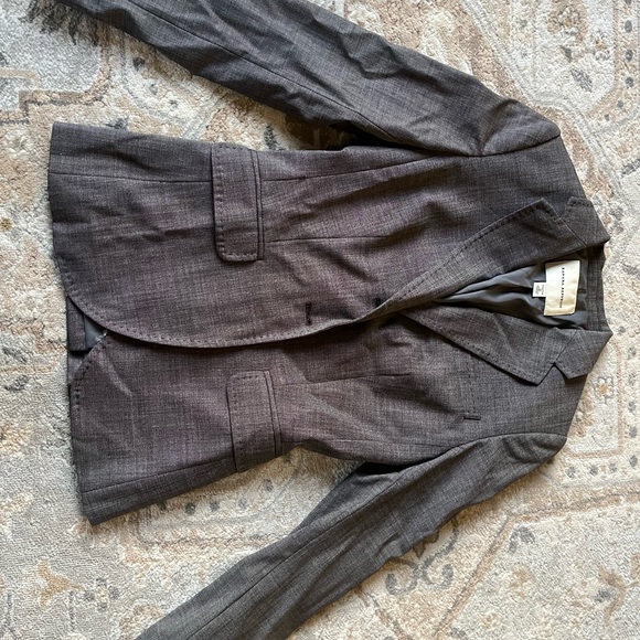 Banana Republic Business Pants Suit. Blazer Size 0, Pant Size 4. Mint condition. - Picture 5 of 8